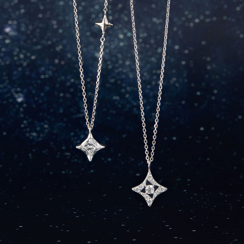 니트 위 빛나는 목걸이