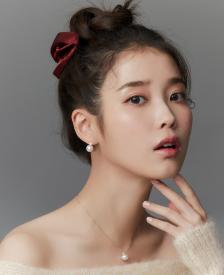 [아이유 PICK] LALA J 새틴 스크런치 퀸 레드 (JALJHS0BF622FA000)