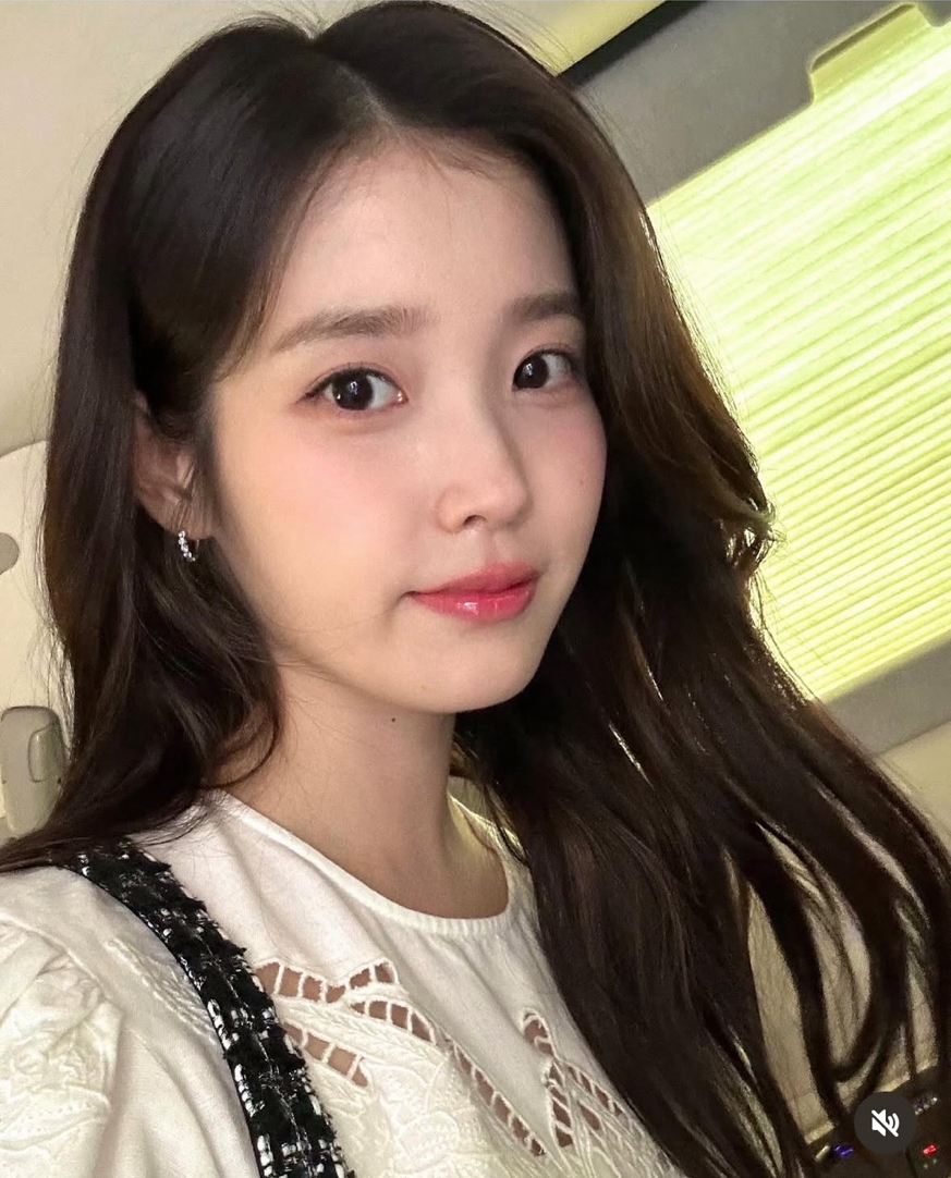 4/30 아이유 인스타그램 속 제이에떼와 헤르보 컬렉션