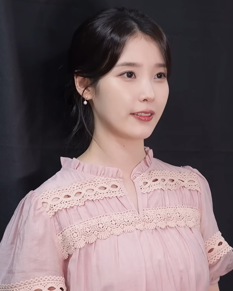 8/14 아이유 공식 유튜브 속 페를리나 귀걸이